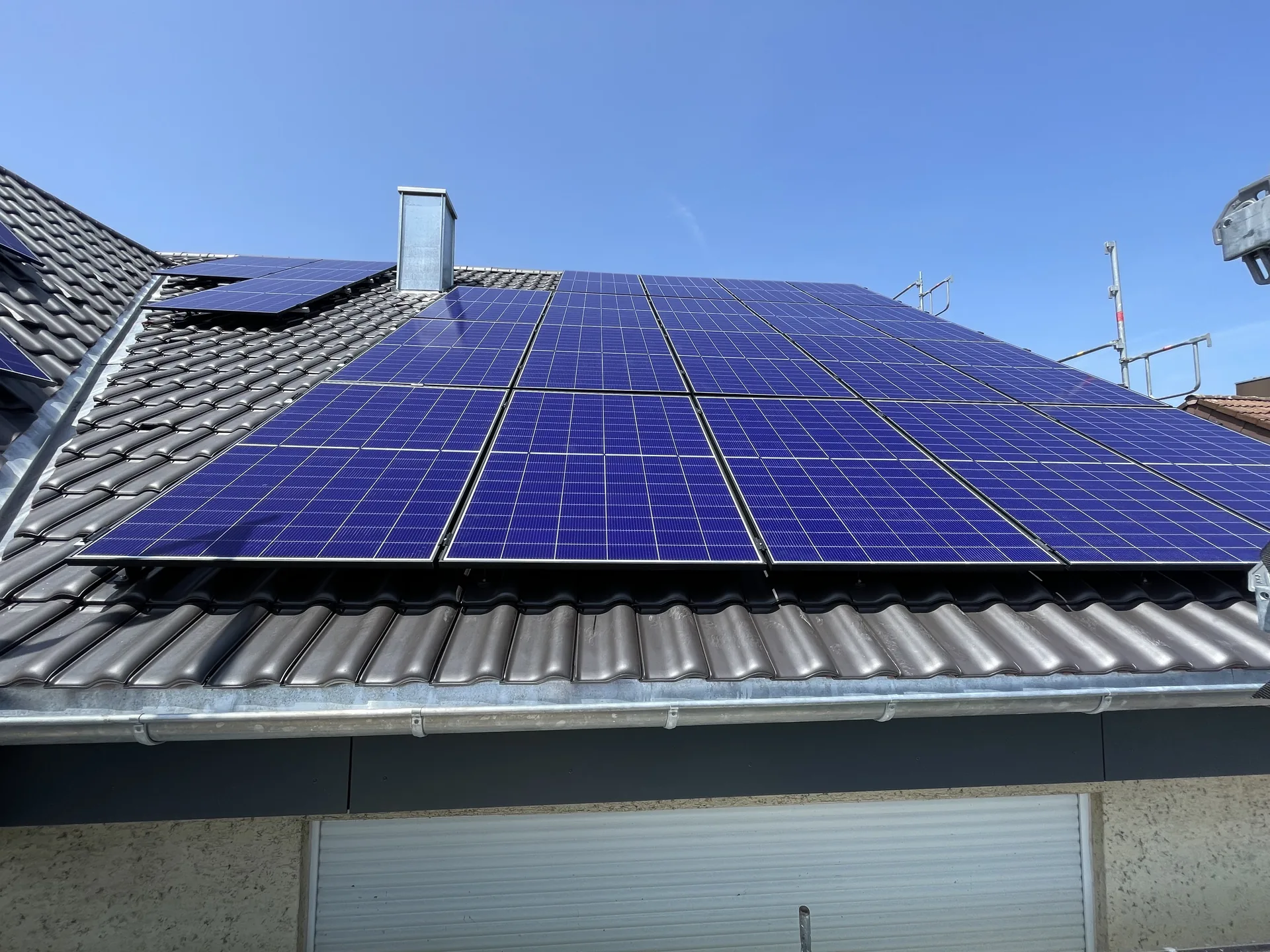 PV-Anlage Stuttgart - Photovoltaik-Module auf dem Dach vom Elektriker Meisterbetrieb