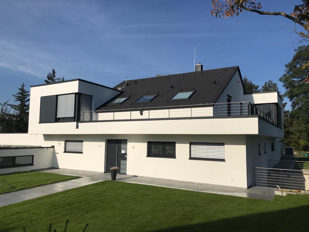 Modernes Einfamilienhaus mit Elektroinstallation von Das ElektroWerk Stuttgart